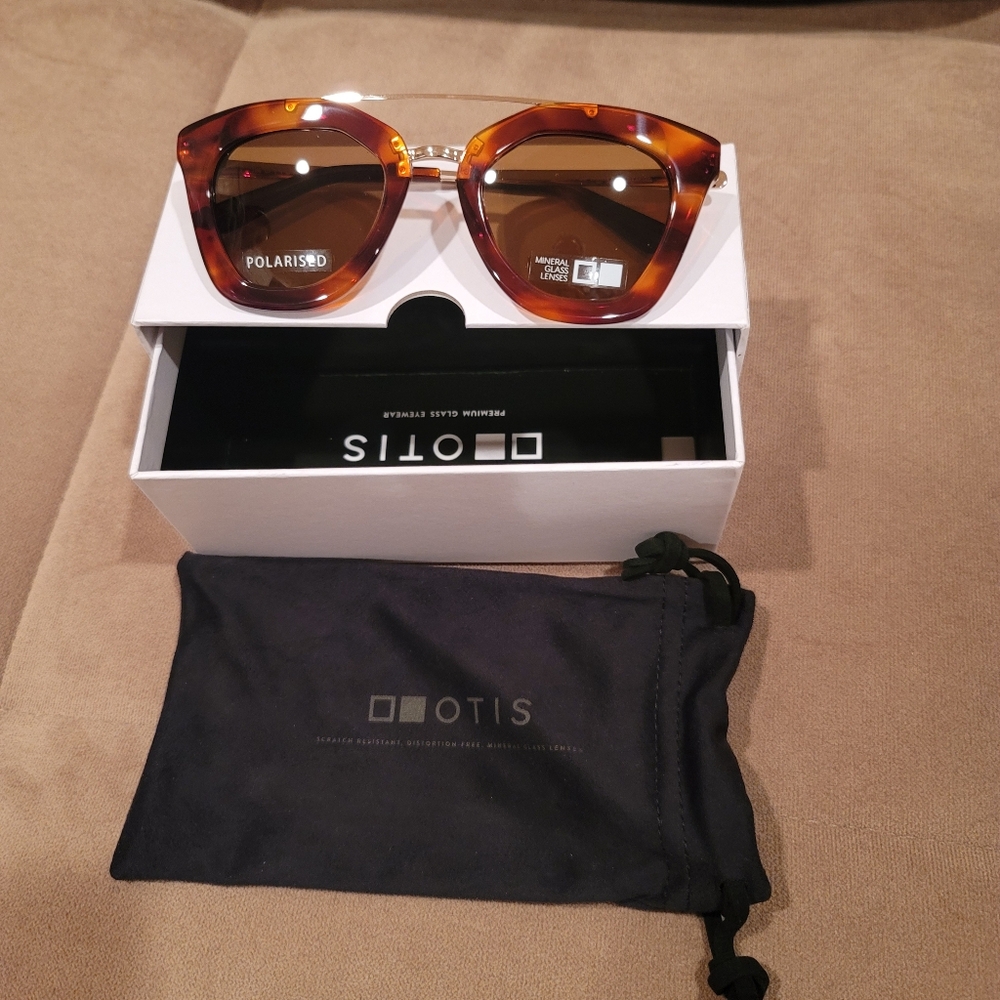 NWT Otis Sunglasses "Little Lies", Matte Dark Tortoise Polarized